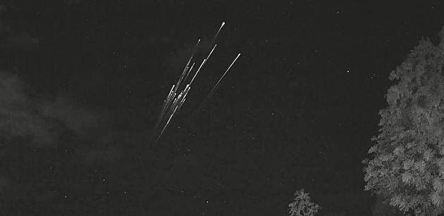 Z padajícího meteoru se vyklubala hořící Muskova družice Starlink