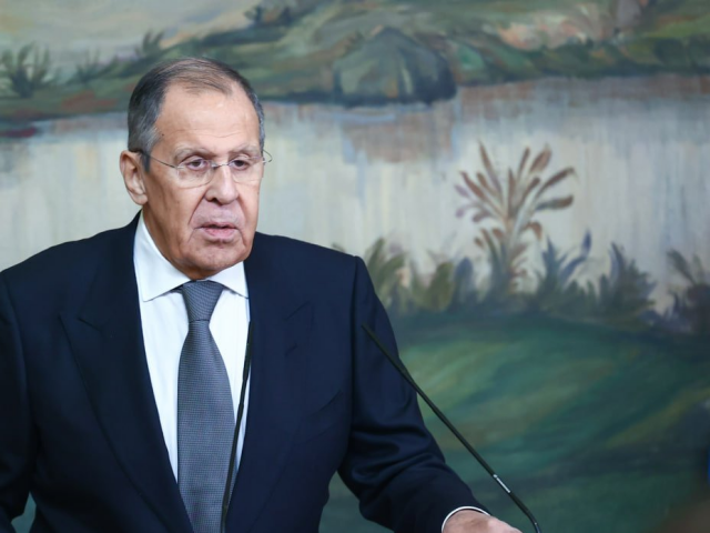 Doufám, že si na Západě pozorně pročtou novou ruskou jadernou doktrínu, vzkázal Lavrov