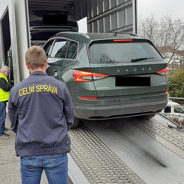 Podvodníci obrali stát o 121 milionů. Policie je zadržela, našla i diamant