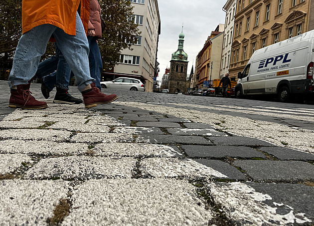 Přechody budou v zimě hodně klouzat, Praha s tím nic nedělá, čílí se starosta