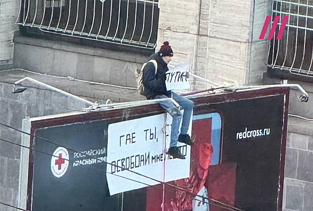 Putine, kde jsi, ty svině? Ruská policie sundávala demonstranta z billboardu