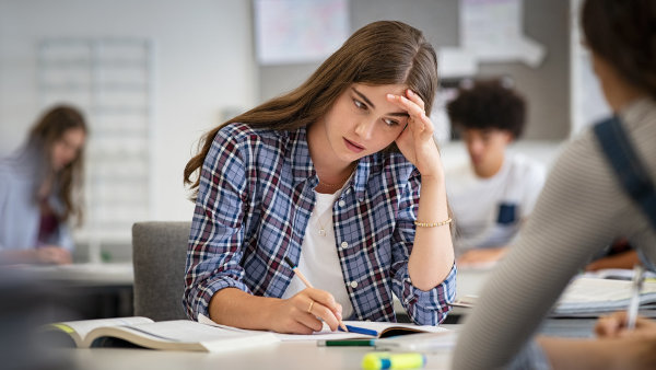 Soukromá vysoká škola nezákonně vybírala poplatky za studium. Teď jí hrozí, že je bude muset studentům vracet