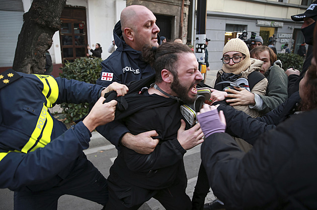 Střety v Gruzii. Policie rozháněla demonstranty odmítající výsledky voleb