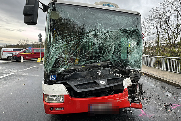 U Zbraslavi se střetl autobus s náklaďákem, doprava kolabuje