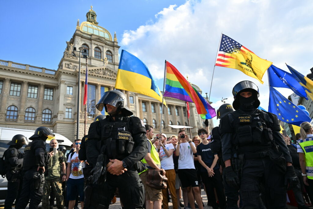 Češi se bojí války, ale polovina jich není ochotna svou vlast bránit. Spoléhají, že to NATO vyřeší