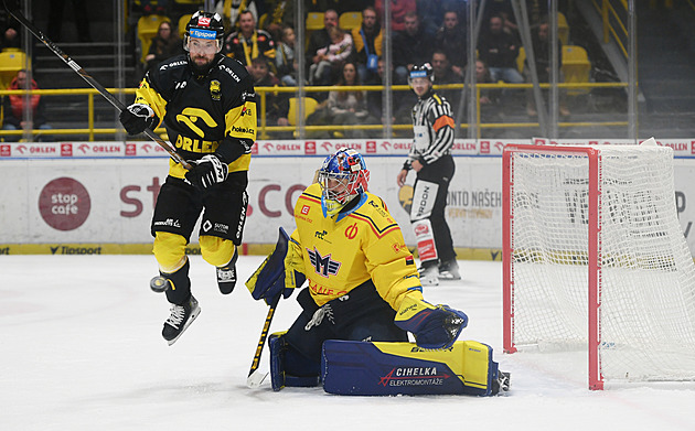 ONLINE: Třetí Litvínov hraje v Českých Budějovicích, Kometa hostí Karlovy Vary