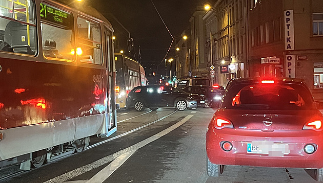 V pražské Radlické ulici bouraly tramvaj a auto, nehoda omezila provoz