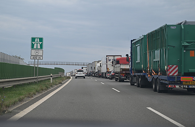 Vyšší pokuty a nižší hmotnost. Senát žádá přísnější bič na kamiony