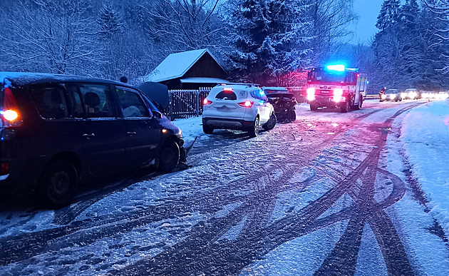 Náledí komplikuje dopravu. Problémy hlásí Karlovarský kraj i Vysočina