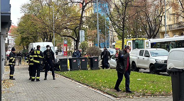 Policejní manévry ve Vršovicích. Kvůli nebezpečné látce zadrželi muže