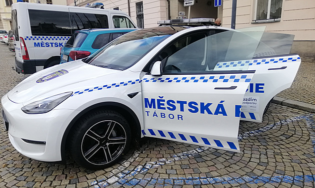 První policejní Teslu mají strážníci v Táboře, na jedno nabití ujede 530 km