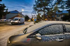 Sjízdnost silnic komplikuje sníh a náledí, kloužou i dálnice