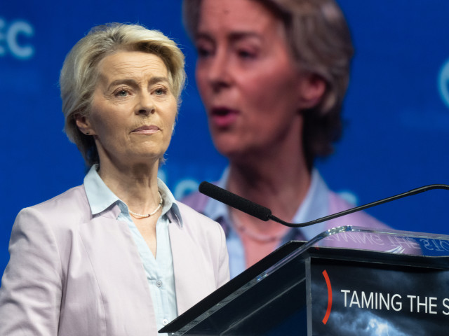 Ursula von der Leyen v nezvyklé roli. Během letu do Bruselu zachránila pasažéra