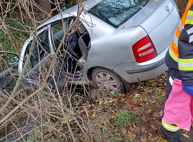 V Chocni sjel muž s autem do potoka, na místě zemřel