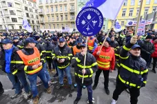 „Vy slibujete, my sloužíme.“ Policisti a hasiči protestují proti nízkým platům