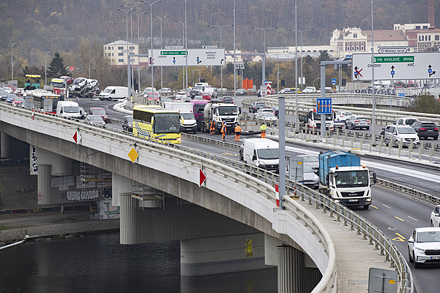 Barrandovský most je po opravách před otevřením. Probíhají zátěžové zkoušky