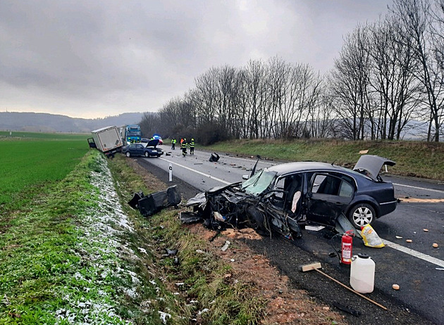 Hlavní tah z Čech na Moravu stojí, při střetu čtyř aut se zranili dva lidé