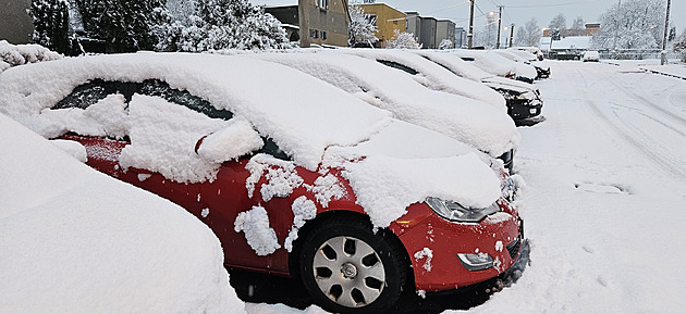 Na Moravě a ve Slezsku napadlo v noci až 8 cm sněhu, komplikuje dopravu