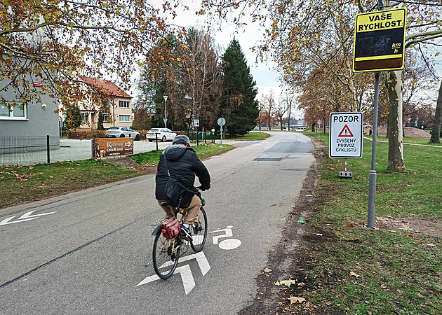 Na nábřeží omezili kvůli bezpečnosti rychlost, část cyklistů dál jezdí po chodníku