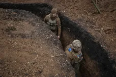 Prohlubování zákopů u Vovčansku pomáhá ukrajinská černozem