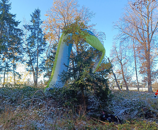 Muž spadl s paraglidem, pomoc si zavolal sám. Našli ho letečtí záchranáři