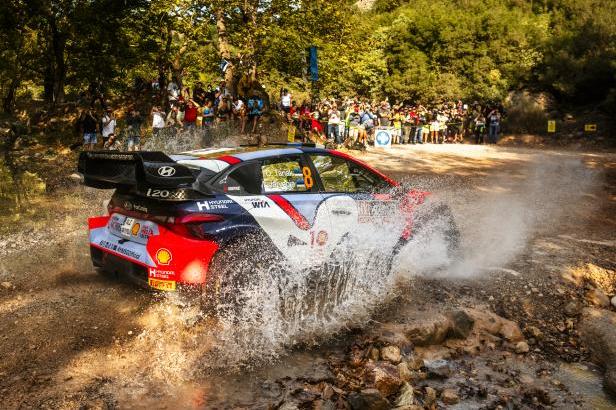 

Tänak se drží v čele Japonské rallye, Neuville se posunul na sedmou příčku

