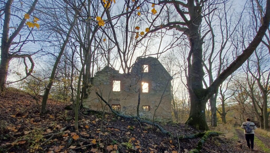 Nádherné výhledy, divoká krajina, romantické rozvaliny. Zaniklé obce mají kouzlo hlavně na podzim