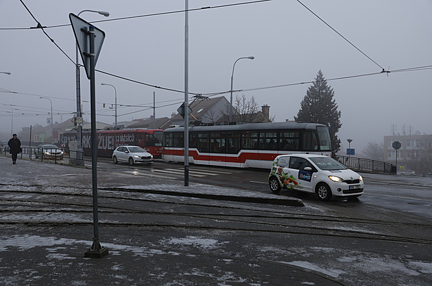 Nedělní oteplení doprovodí ledovka, ohrozí řidiče hlavně na Liberecku