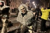 Jih Rakouska ožil děsivými čerty. Stovky krampusů z Evropy na největším průvodu přilákaly tisíce lidí