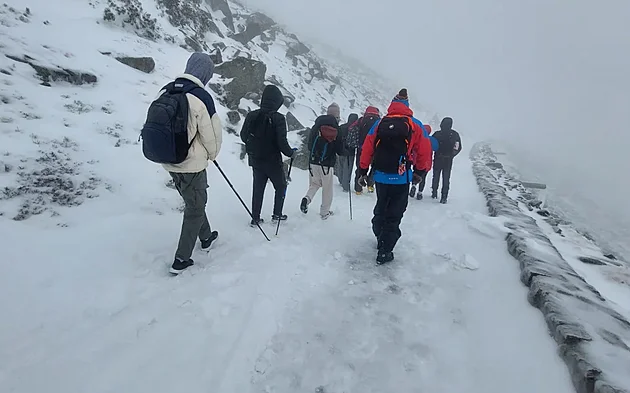 Náročný víkend Horské služby. Na Sněžce zachraňovala lidi v teplákách i botaskách