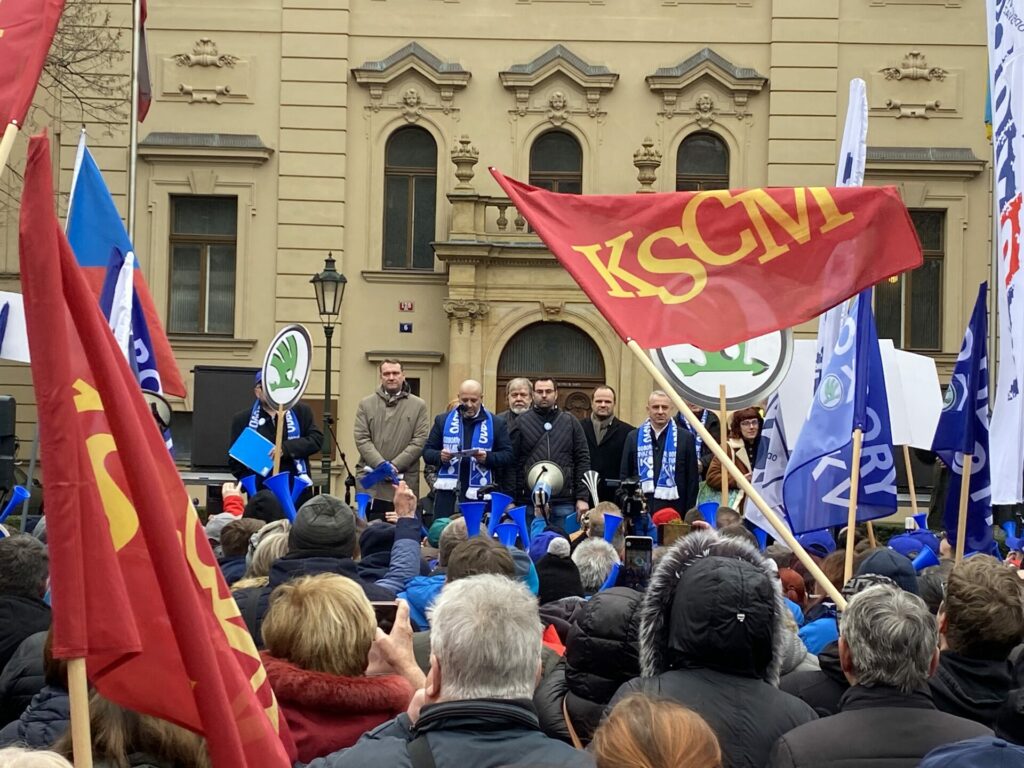 Pozor na komouše! Stále chtějí získat moc a přivést nás do otroctví