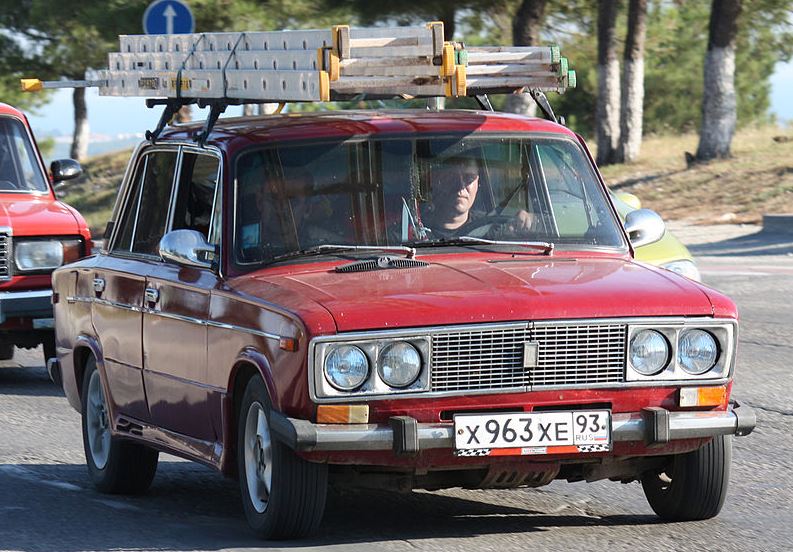 Žigulíky místo tanků. Rusové útočí na Ukrajince v civilních autech