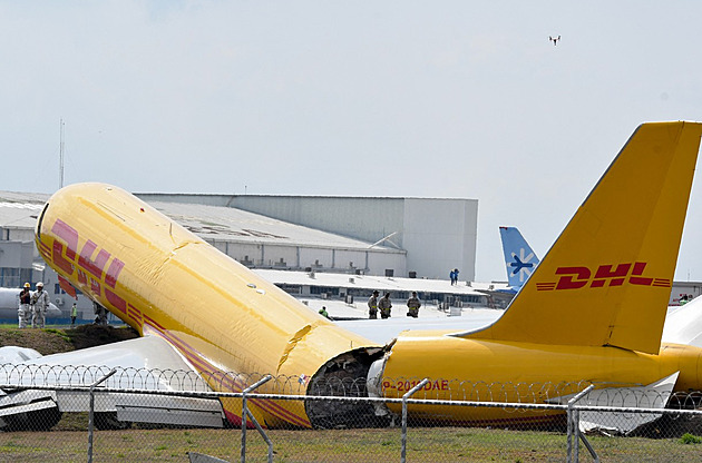 Nákladní letadlo DHL se zřítilo ve Vilniusu na obytný dům