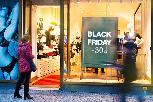 Nákupní šílenství odstartovalo. Jak na Black Friday skutečně ušetřit