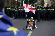 Otroci, křičeli na gruzínské poslance demonstranti. Na parlament metali vejce