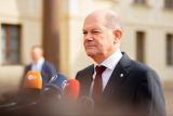 Scholz chtěl být jako Merkelová, místo toho Němci zažívají nestabilitu a stagnaci, hodnotí zpravodaj