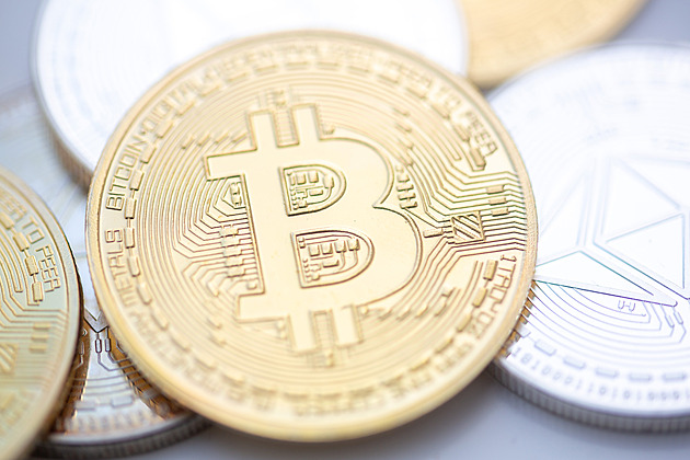 Bitcoin se cestou k hranici 100 tisíc dolarů prudce propadl. Analytici uklidňují