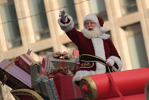 Místo autobusu museli hokejisté do haly pěšky. Překážel jim Santa Claus