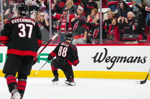 

Nezastavitelný Nečas vede po dalších dvou bodech produktivitu NHL, Ivan dvakrát skóroval

