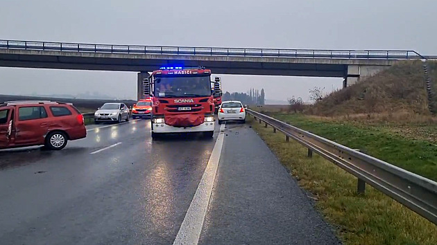 Řidička se v protisměru srazila s autobusem, i s dětmi skončila v nemocnici