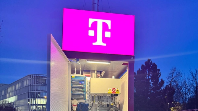 T-Mobile v Česku vyrábí přenosné mobilní vysílače připomínající kadibudky s anténou