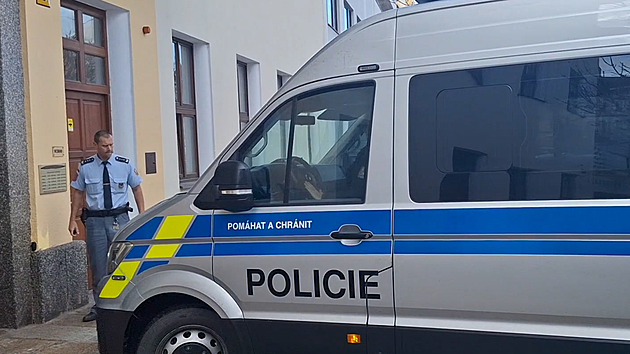 Agresor při zadržení zranil policistu, ničil i celu. K soudu ho vedla zásahovka