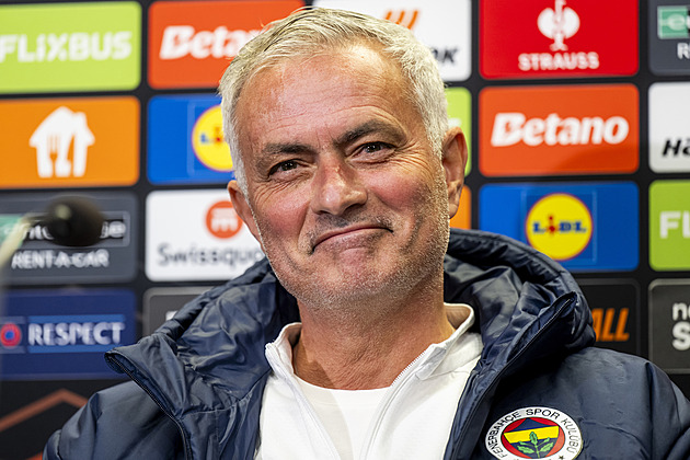 Mám jen patnáct hráčů, řekl Mourinho. Slavii chválil, ligu prý snadno vyhraje