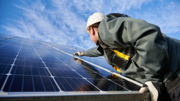 Průtahy v dotacích na fotovoltaiku. Po čtyřech měsících stát ještě nevyplatil firmám ani korunu