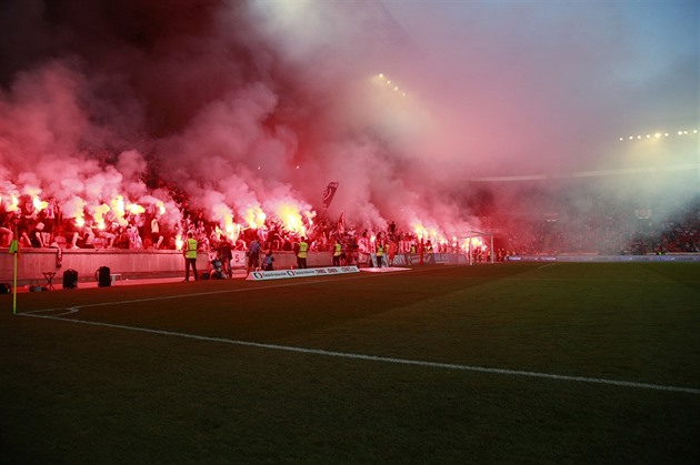 Fotbalová Slavia zaplatí za použití pyrotechniky v hledišti 350 000 korun