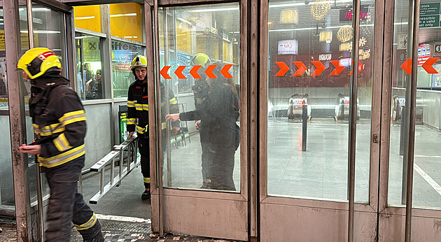 Na Andělu skočil pod metro člověk, střet nepřežil. Část linky stojí