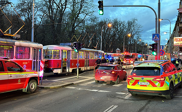 Na pražské Bertramce srazila ráno tramvaj muže, přišel o nohu