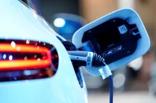 Netrestejte automobilky za to, že prodávají málo elektromobilů, vyzývají státy Unii