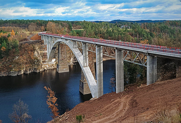 Nový most přes Vltavu se otevírá. Dostal jméno Schwarzenberský