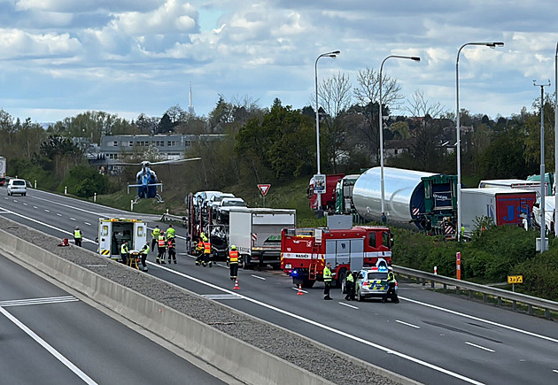 Dálnici D1 ve směru na Polsko uzavřela nehoda čtyř aut, tvoří se kolony